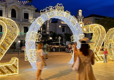 giant lighting 2026 writing with people taking sellfies