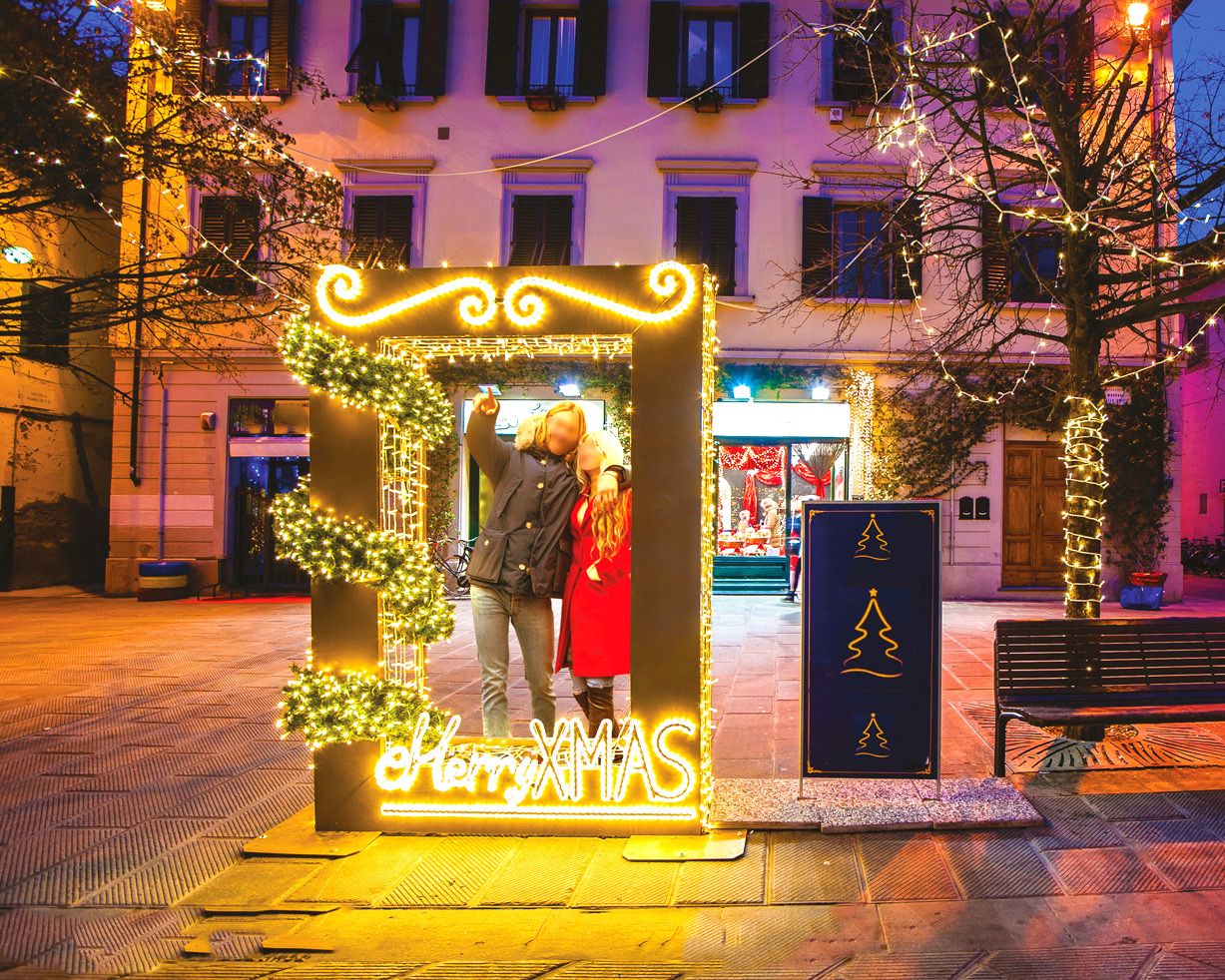 giant photoframe with Meryy Xmas writing in the bottom and a couple inside that takes a picture