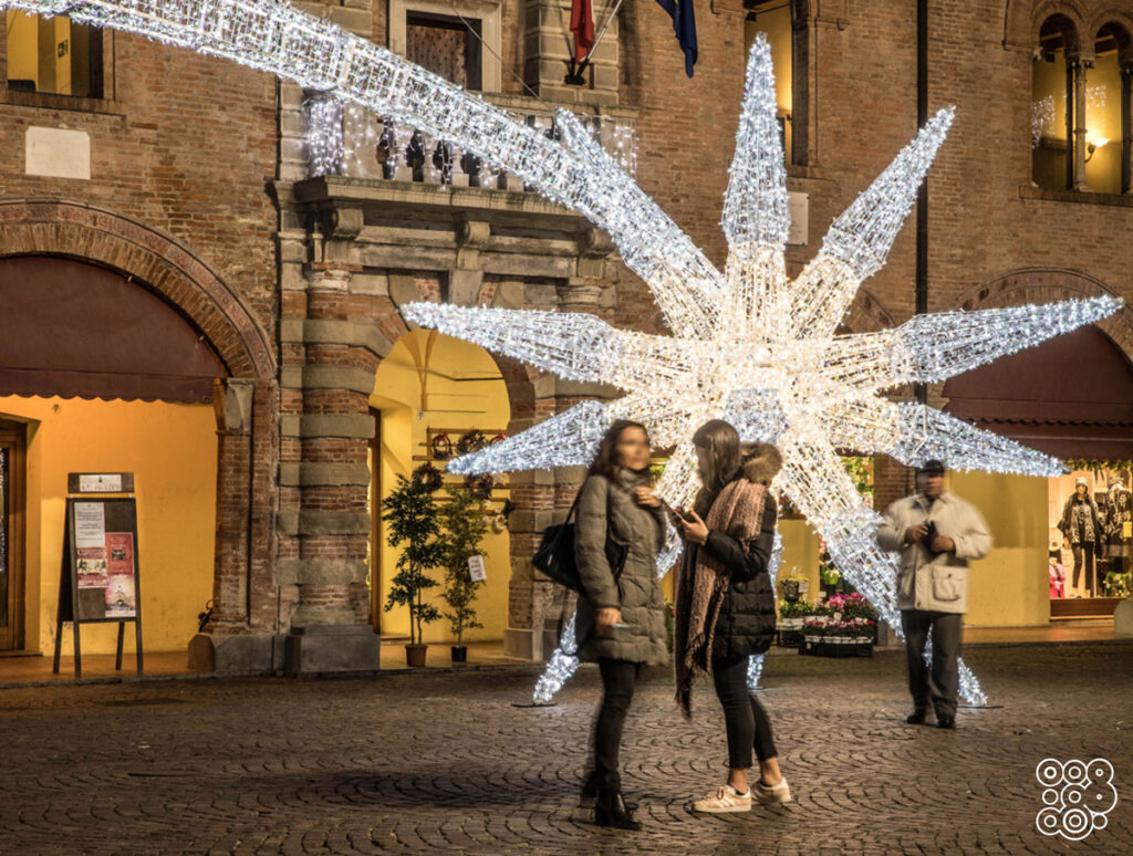 giant lighting comet with 3 people takibg pictures